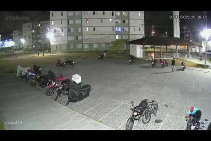 IndivÃduo furando os pneus das motocicletas no CondomÃnio Encanta Moça, no Pina. IndivÃduo furando os pneus das motocicletas no CondomÃnio Encanta Moça, no Pina.