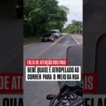 FALTA DE ATENÇÃO DOS PAIS BEBÊ QUASE É ATROPELADO A CORRER PARA O MEIO DA BR !