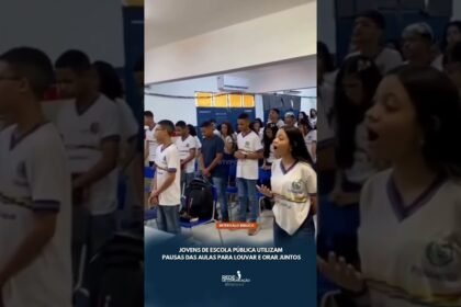 Estudantes de São Lourenço aprovietam o intervalo para louvar Deus na Escola!