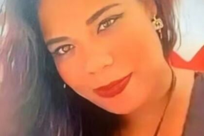 MULHER É ASSASSINADA A TIROS EMNOVA DESCOBERTA, NO RECIFE. ELAANTES DE SER MORTA PROTEGEU AFILHA DE 7 MESES PARA NÃO SERATINGIDA PELOS DISPAROS.