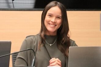 Flávia de Nadegi, ex-base do prefeito João Campos, assina pedido de CPI; já são 11 assinaturas