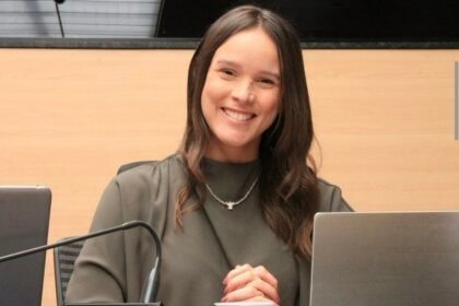 Flávia de Nadegi, ex-base do prefeito João Campos, assina pedido de CPI; já são 11 assinaturas Flávia de Nadegi, ex-base do prefeito João Campos, assina pedido de CPI; já são 11 assinaturas