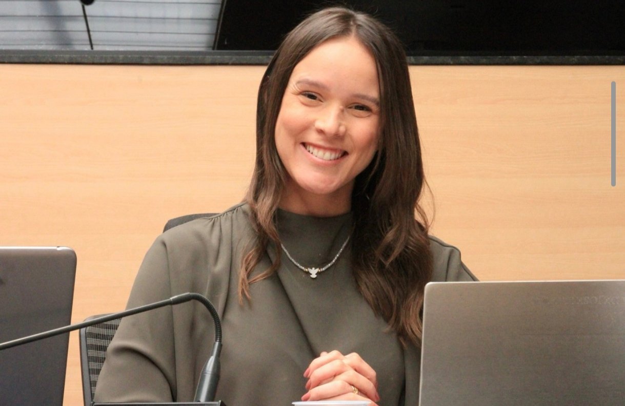 Flávia de Nadegi, ex-base do prefeito João Campos, assina pedido de CPI; já são 11 assinaturas