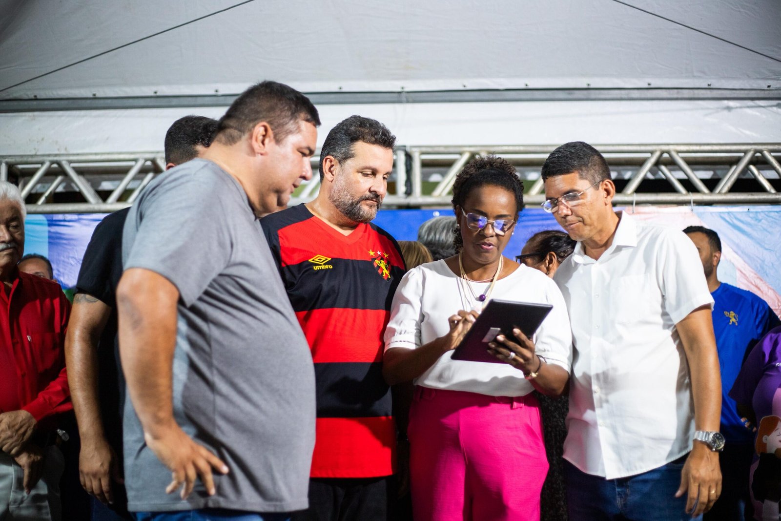 Em Camaragibe, vice-prefeita Comandante Débora anuncia reforma completa da Praça do Santana com investimento de R$ 547 mil Em Camaragibe, vice-prefeita Comandante Débora anuncia reforma completa da Praça do Santana com investimento de R$ 547 mil