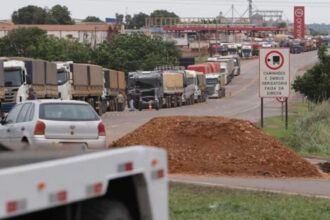 Após governo endurecer regras, caminhoneiros desistem de greve Após governo endurecer regras, caminhoneiros desistem de greve