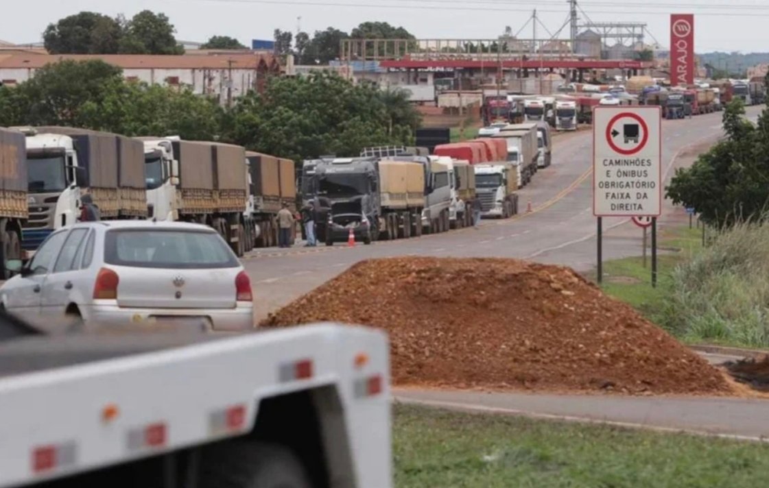 Após governo endurecer regras, caminhoneiros desistem de greve Após governo endurecer regras, caminhoneiros desistem de greve