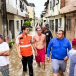 prefeito de CamaragibeDiegoCabral, segue ao ladoda população, visitandopessoalmente as áreas derisco e os pontos maisafetados pelas fortes chuvasque caíram nas últimas 24horas no município.