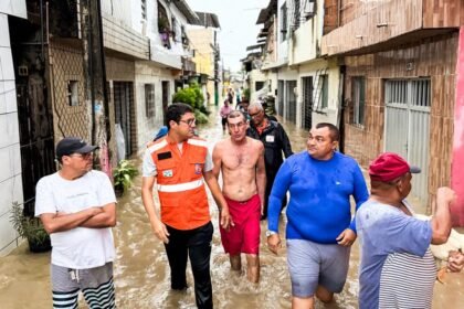 prefeito de CamaragibeDiegoCabral, segue ao ladoda população, visitandopessoalmente as áreas derisco e os pontos maisafetados pelas fortes chuvasque caíram nas últimas 24horas no município.