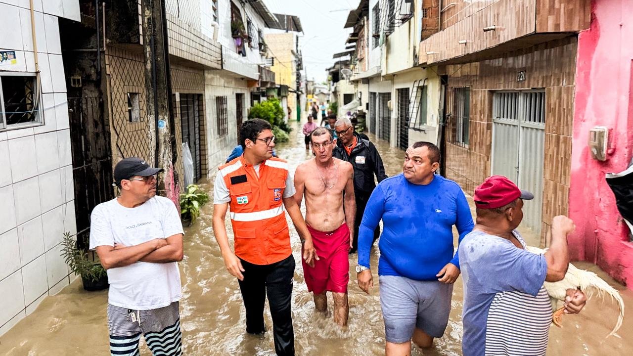 prefeito de CamaragibeDiegoCabral, segue ao ladoda população, visitandopessoalmente as áreas derisco e os pontos maisafetados pelas fortes chuvasque caíram nas últimas 24horas no município.